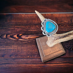 Turquoise ring - gorgeous cabochon and flower base style - Size 7 - Cowhide and Conchos