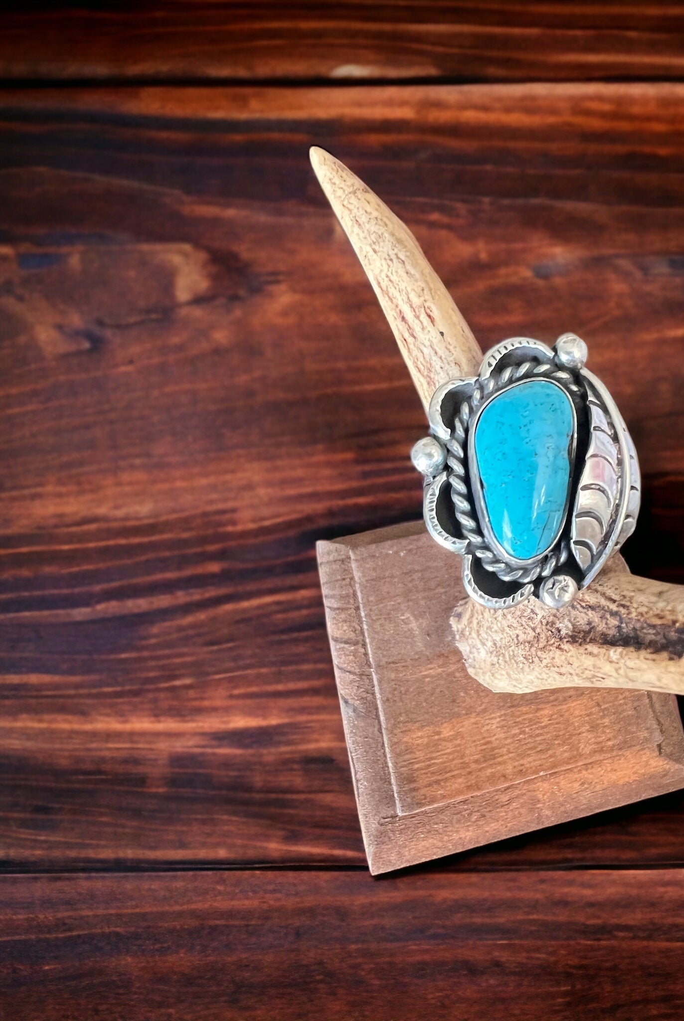 Turquoise ring - Turquoise on hand stamped sterling silver with leaf - Size 7 - Cowhide and Conchos