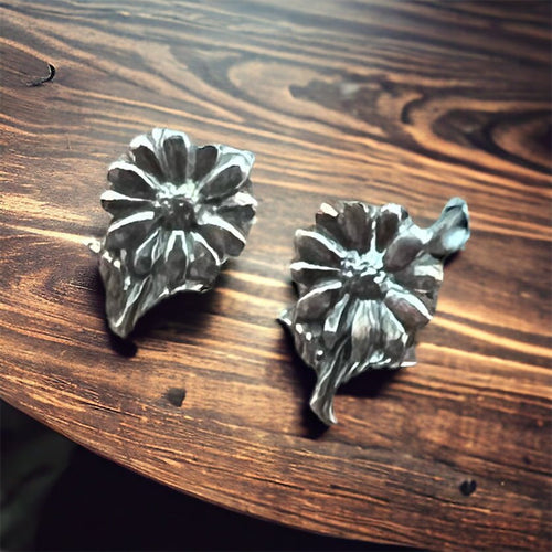 Flower post earrings in sterling silver - Cowhide and Conchos