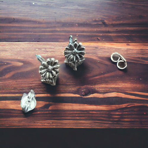 Flower post earrings in sterling silver - Cowhide and Conchos