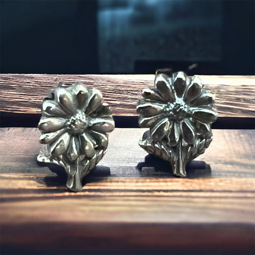 Flower post earrings in sterling silver - Cowhide and Conchos