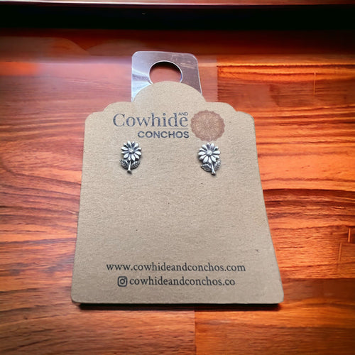 Flower post earrings in sterling silver - Cowhide and Conchos