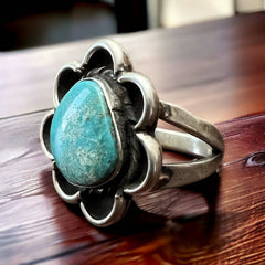 Turquoise ring - flower shaped base - size 8