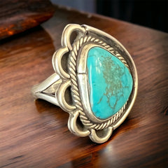 Turquoise ring - gorgeous cabochon and flower base style - Size 7