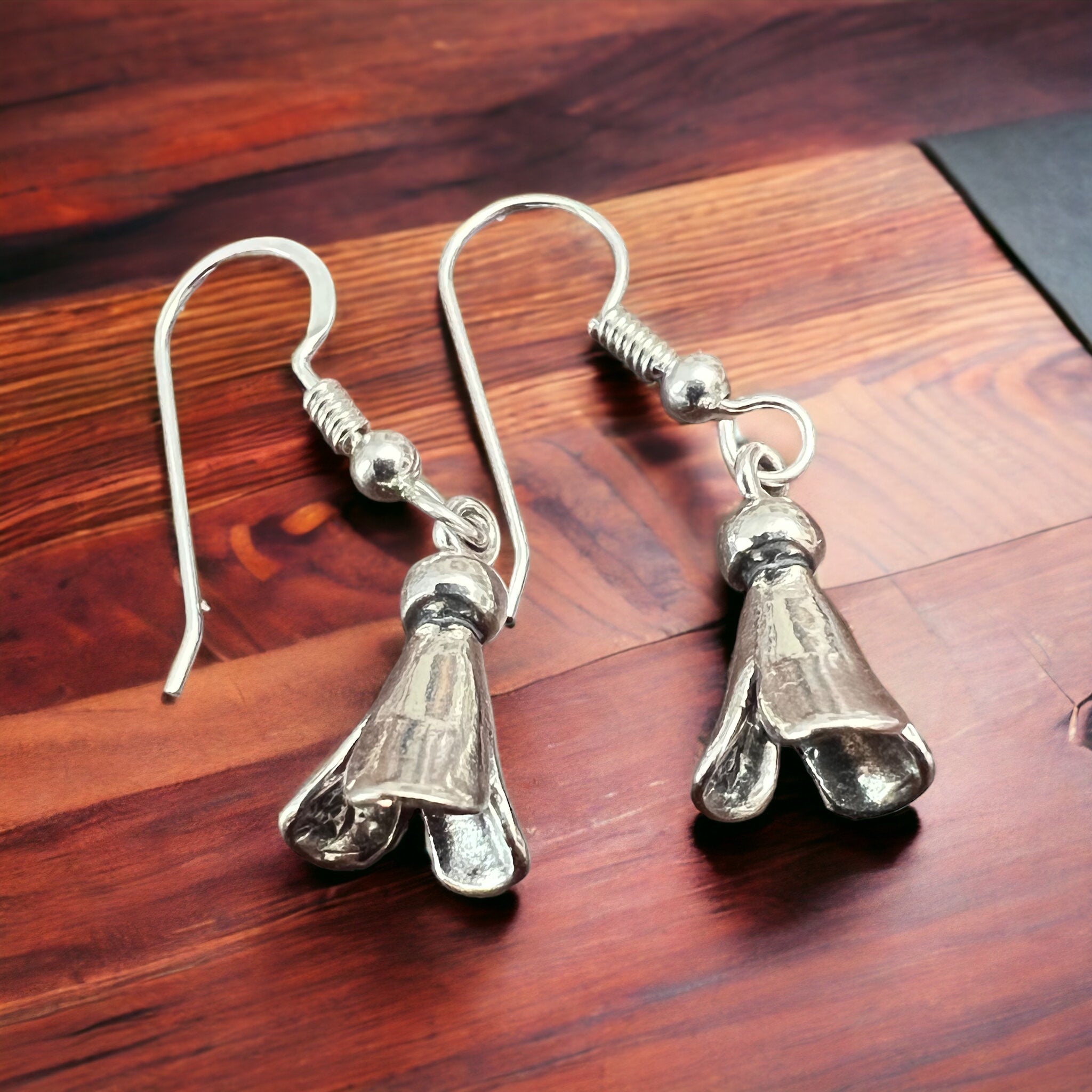 Squash blossom earring - small - Cowhide and Conchos