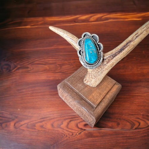 Turquoise ring - beautiful large cabochon on oval twist - Annie Chapo hallmark - Size 6.5 - Cowhide and Conchos