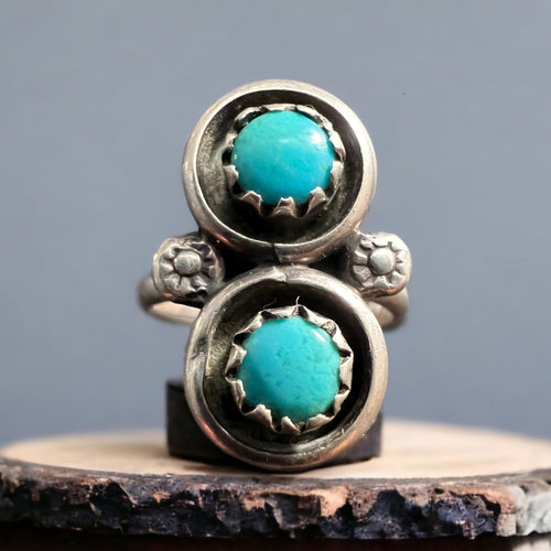 Turquoise ring - Snake eye style - size 5 - Cowhide and Conchos
